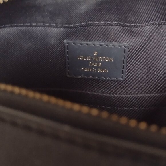 Beautiful and Rare Louis Vuitton Saintonge Noir Camera bag✨ - Picture 5 of 16